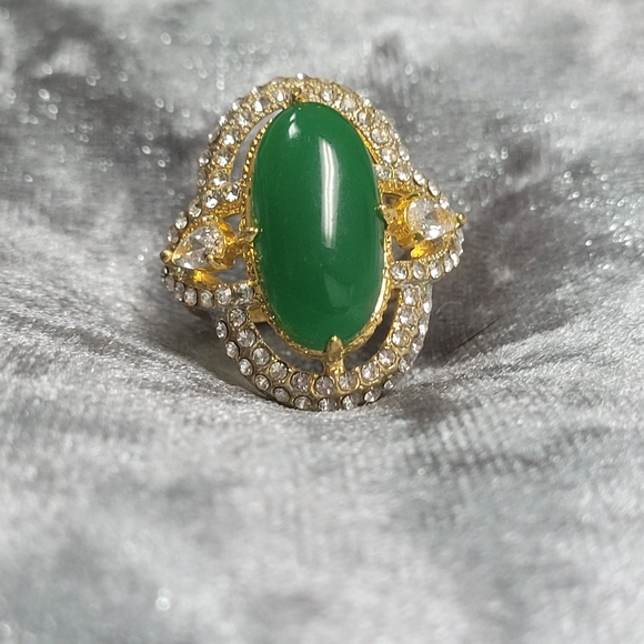 Ladies Oval Inlaid Hollow Green Ring - Picture 6 of 8